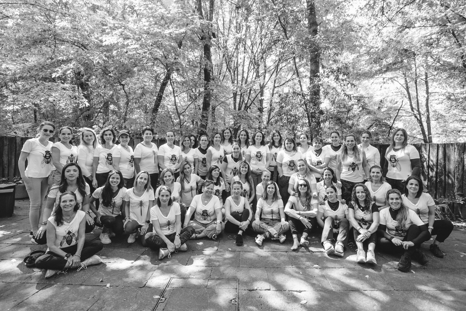 Grupo de mujeres compartiendo un retiro de L’Amargeitor en el bosque