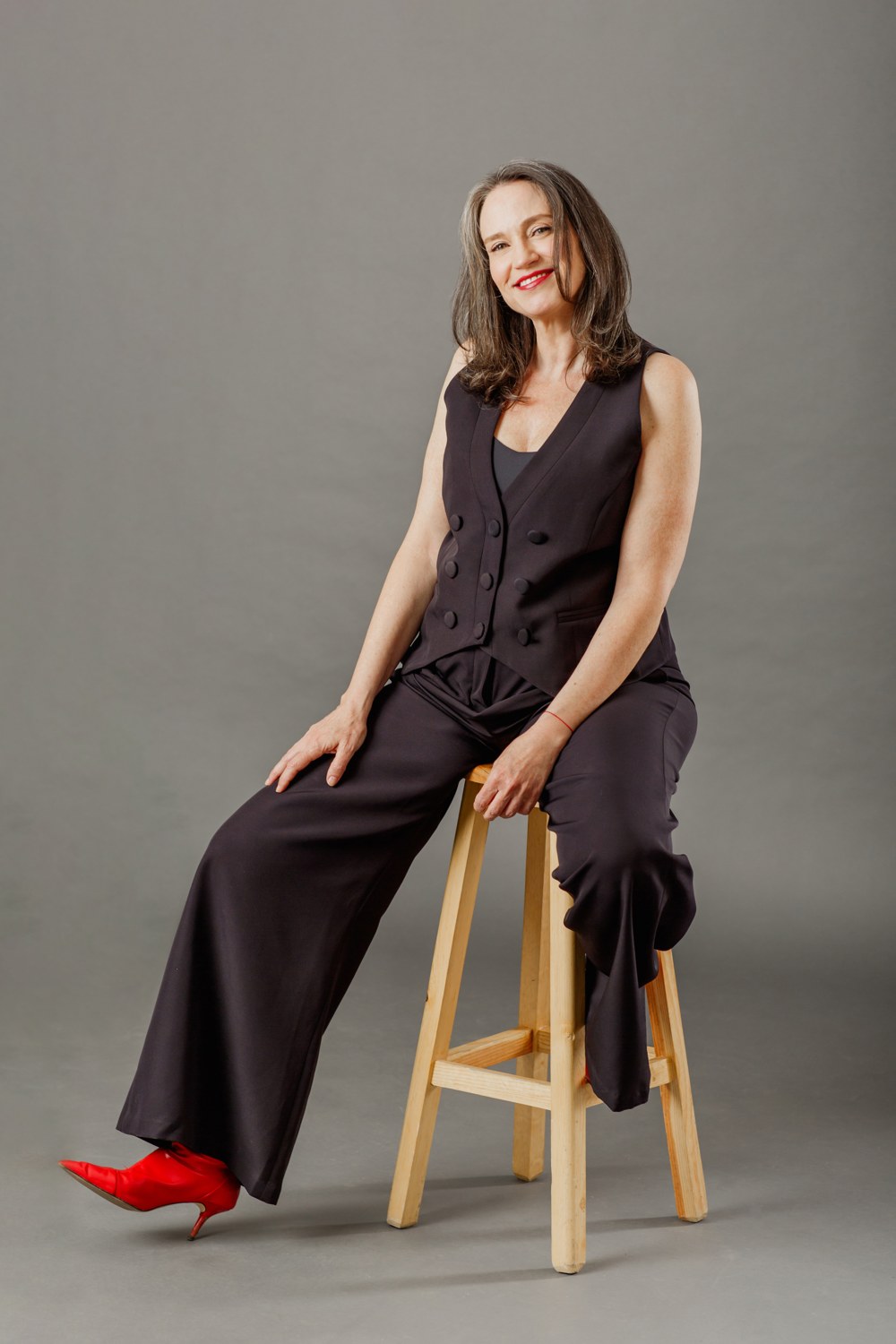 Retrato de L’Amargeitor sentada, con sus zapatos rojos